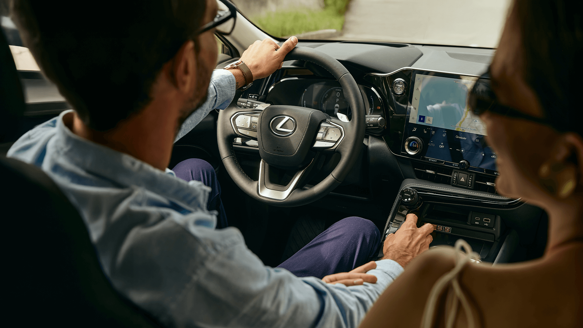 Foto del asiento del conductor de un Lexus LC rojo. Reserve una prueba de manejo para experimentar el placer de conducir un Lexus.
