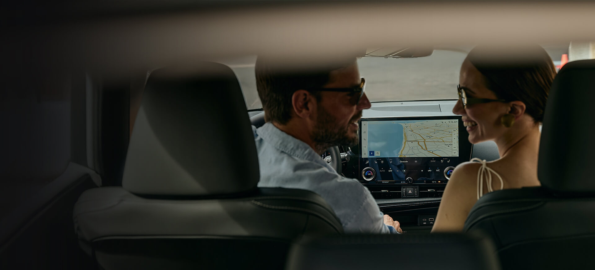 Foto del asiento del conductor de un Lexus LC rojo. Reserve una prueba de manejo para experimentar el placer de conducir un Lexus.