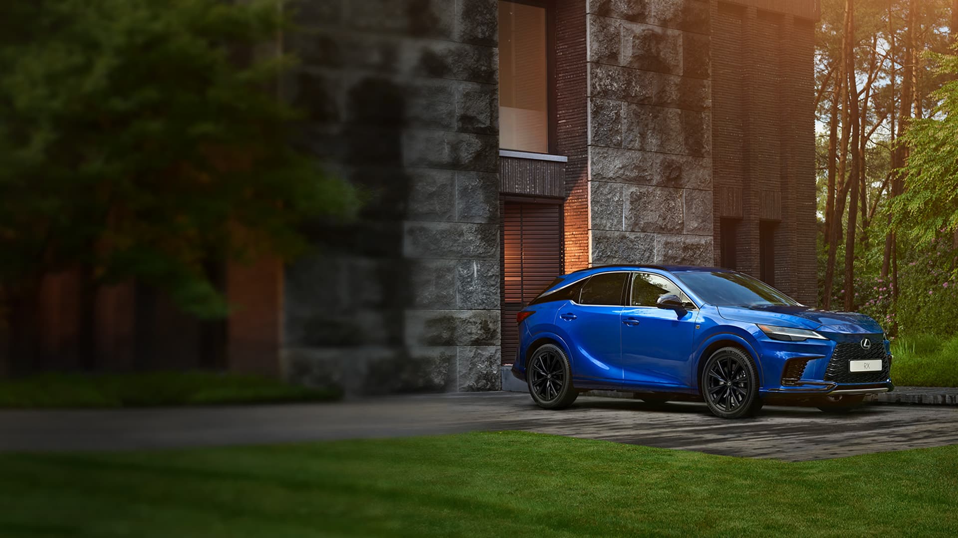 Lexus RX estacionado frente a un edificio