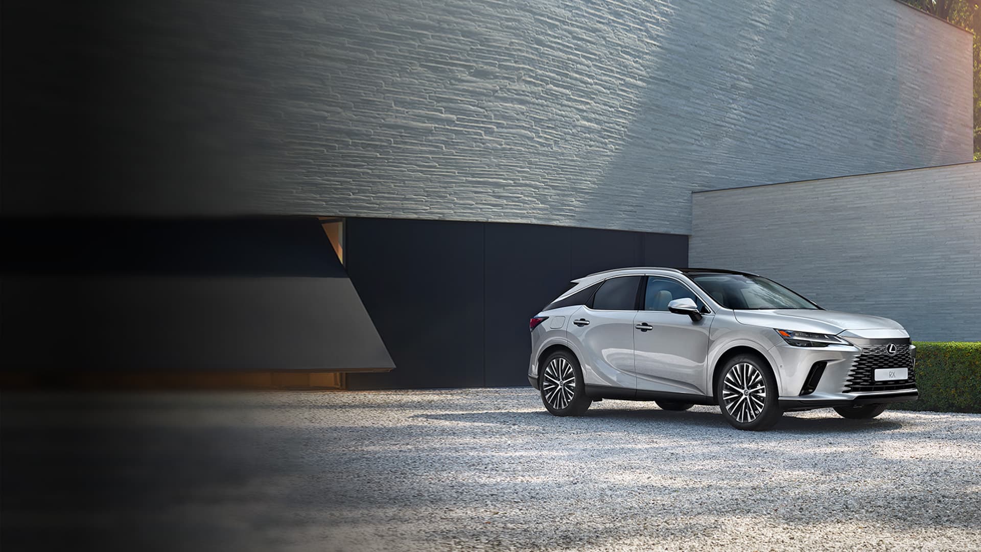 Lexus RX estacionado frente a un edificio