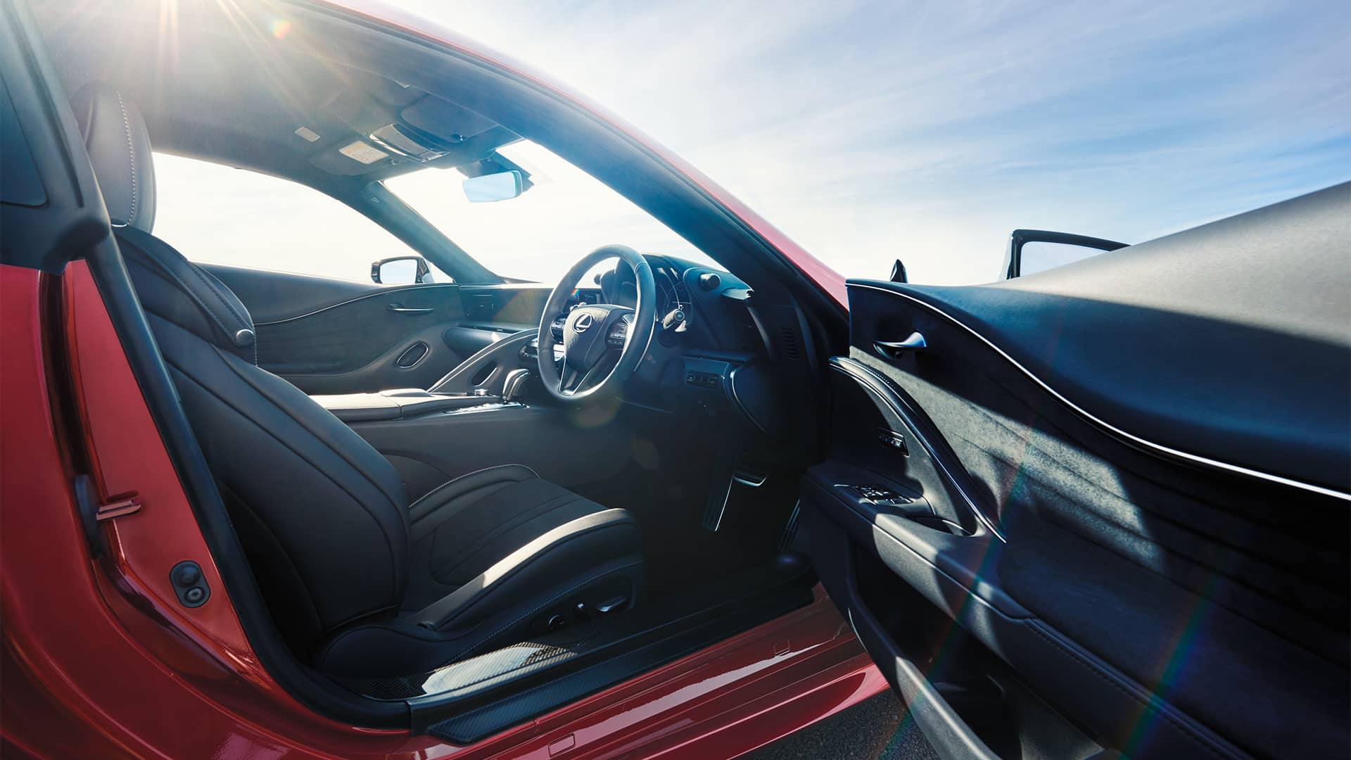 Foto del asiento del conductor de un Lexus LC rojo. Reserve una prueba de manejo para experimentar el placer de conducir un Lexus.