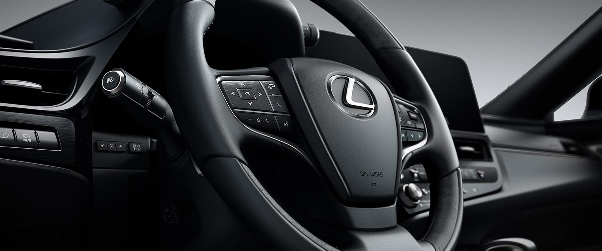 Visão destacada do assento do motorista de um Lexus ES. Agende um test drive para experimentar o prazer de dirigir um Lexus.